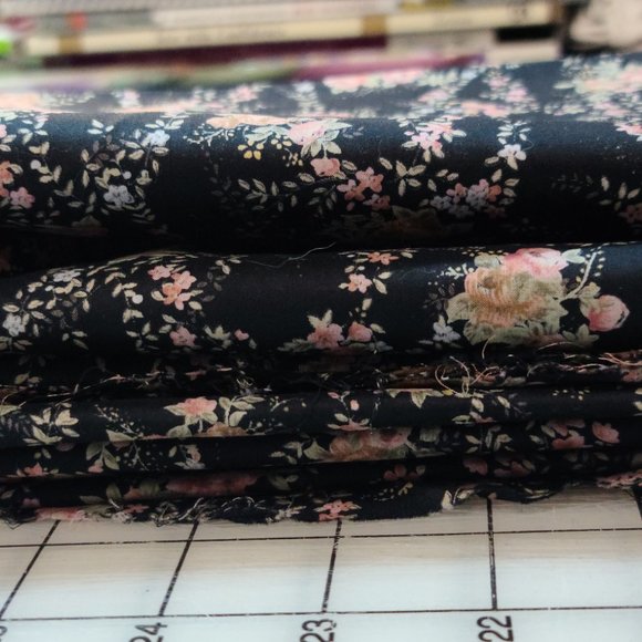 VTG POLISHED APPLE FLORAL CONCORD FABRIC COTTON/POLYESTER 5 1/2 YARDS 45"WIDE - Picture 5 of 6